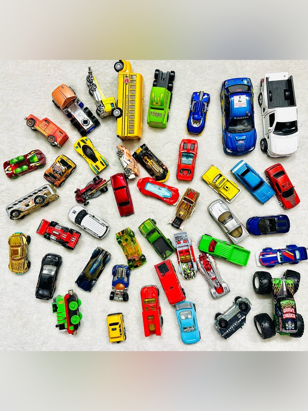 Huge Lot Cars, Mix, Diecast Cars and Trucks Mixed Scale, Hot Wheels